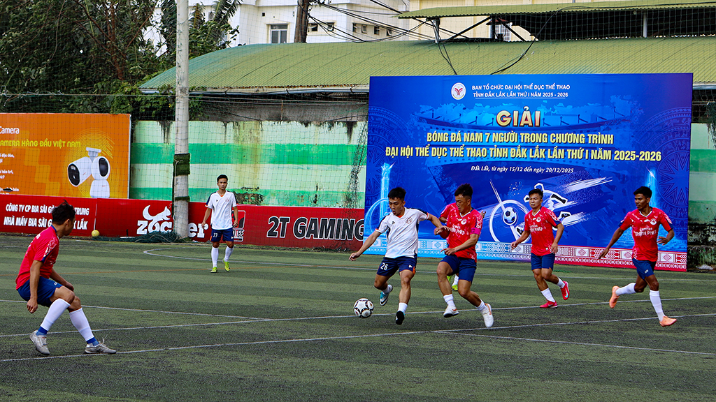Trận cầu khai mạc giải giữa đội phường Buôn Hồ và xã Ea Ning (trang phục đỏ) có kết quả hai đội hòa 0-0.